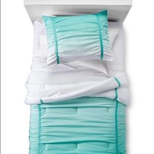 Pillowfort Full/Queen Ombre Comforter